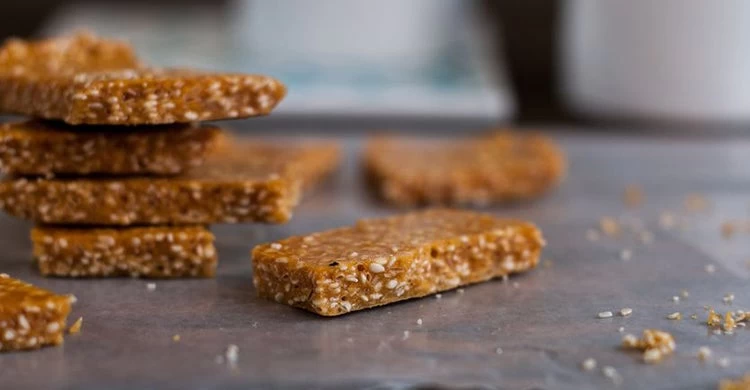 Ποιο ελληνικό σνακ βοηθά τη διάθεση και δυναμώνει τα οστά;